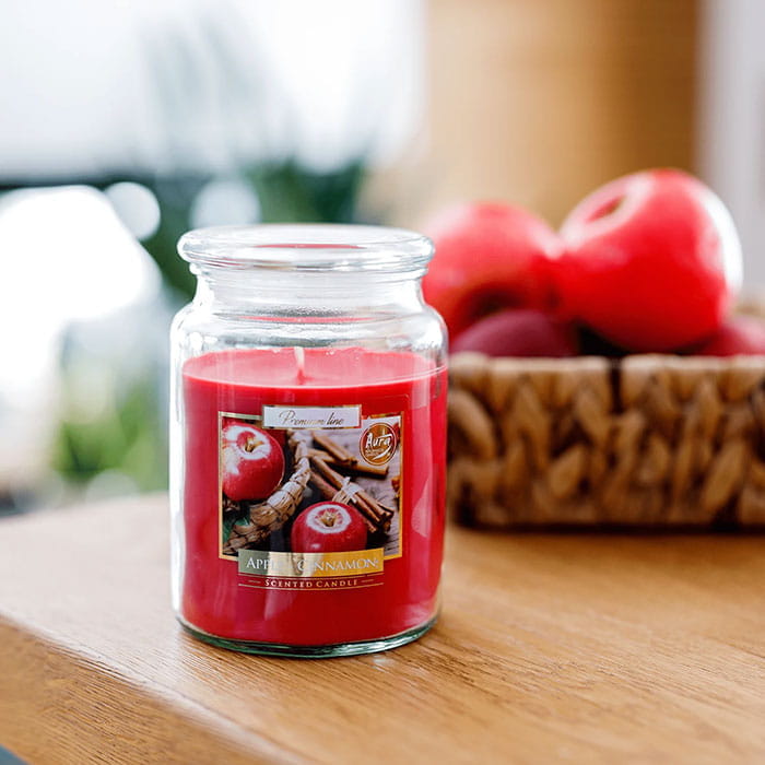 Lumanare parfumata, AURA, Mere & Scortisoara, 100 ore, 500gr, Rosu, Premium Line, Parafina, Cu capac